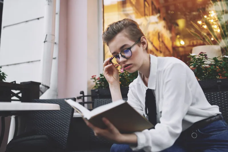 Девушка с книгой в руках читает, образование