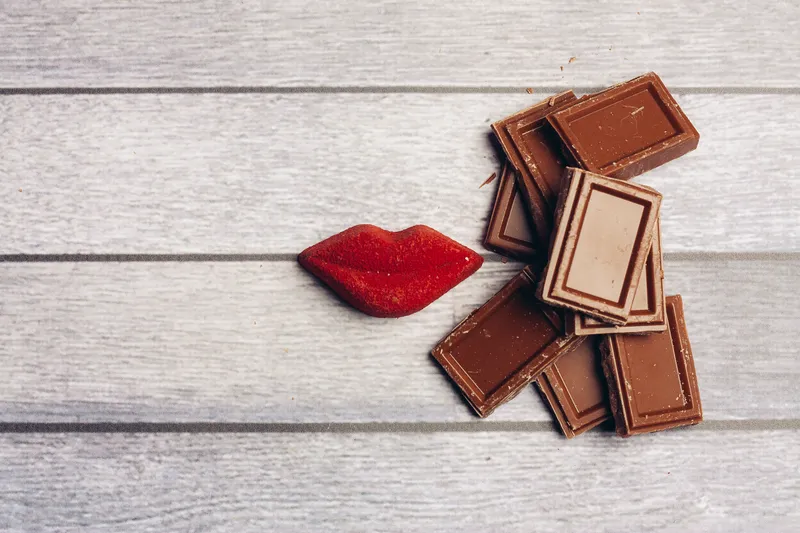Плитка шоколада, красные губы, мармелад, сладости, десерт, вид сверху
