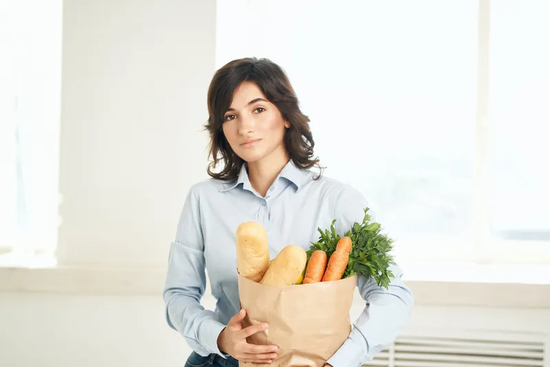 Женщина с пакетом продуктов, совершающая покупки, доставка здоровой еды