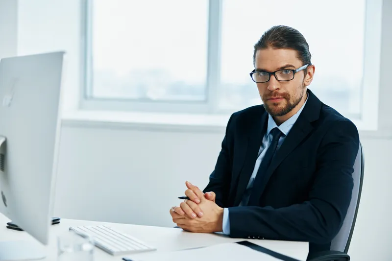 Офисный работник, официальное лицо, работает за компьютером, руководитель