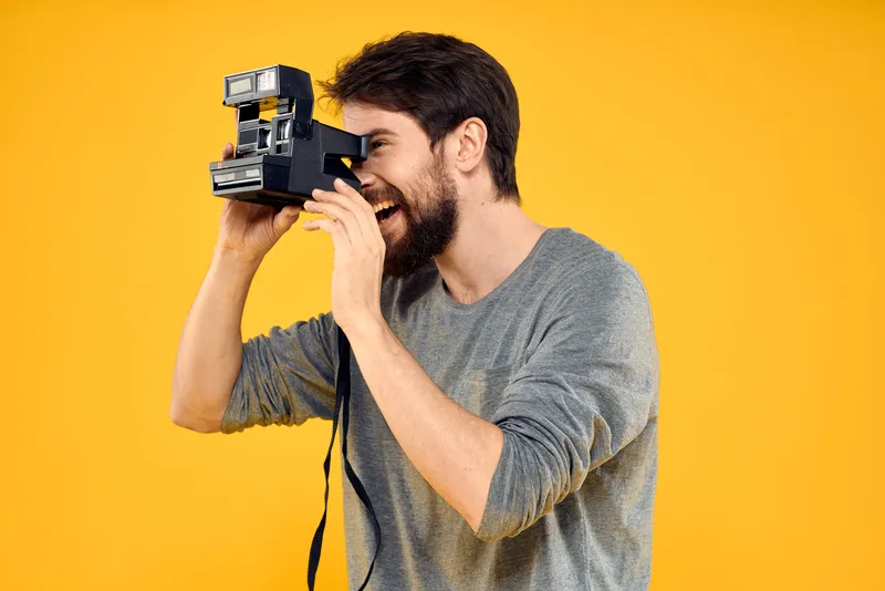 Фотограф-мужчина с профессиональным фотоаппаратом