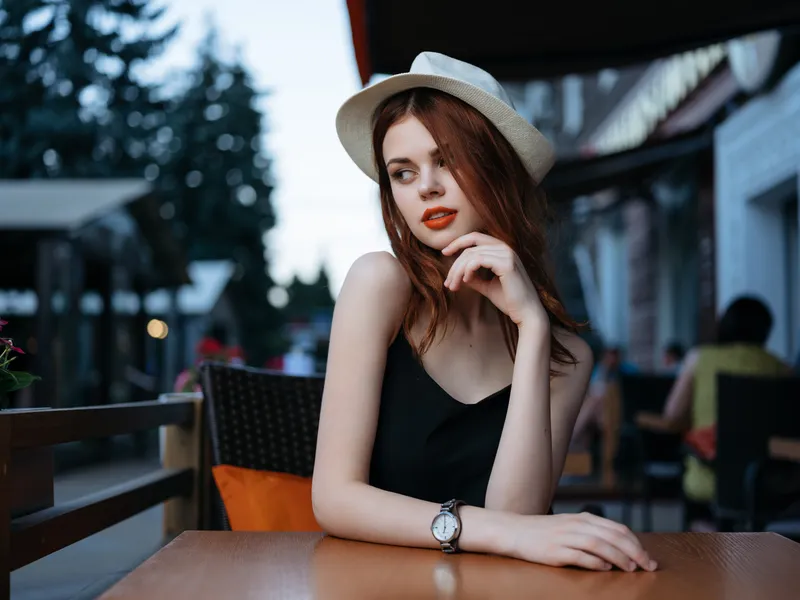 Женщина в шляпе на летнем отдыхе в кафе, завтрак на свежем воздухе