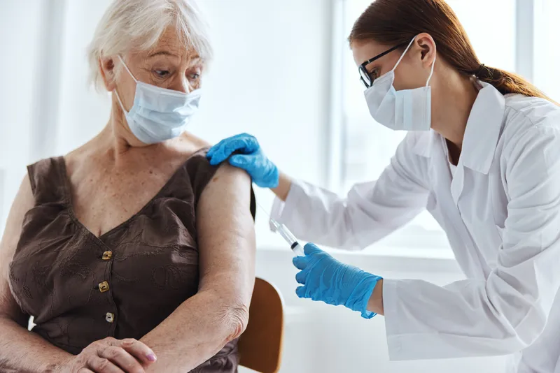 Пациент и врач с COVID-19 паспортом в сфере здравоохранения