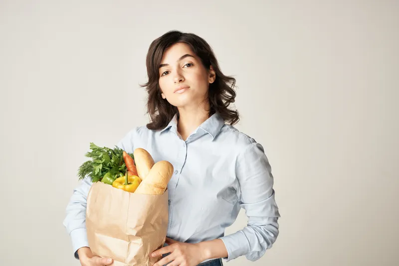 Домохозяйка с пакетом продуктов, овощи, доставка из супермаркета