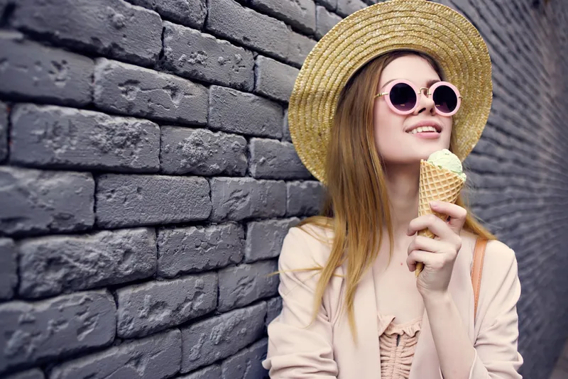 Симпатичная женщина, идущая по улице, мода, летняя городская поездка