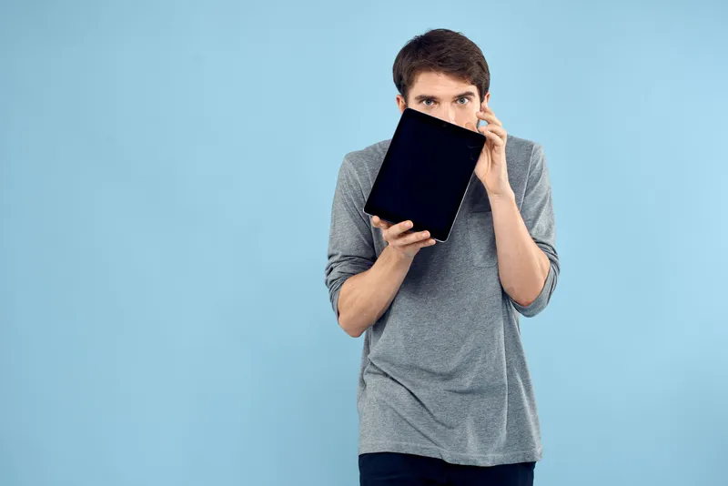 Эмоциональный мужчина с планшетом в руках