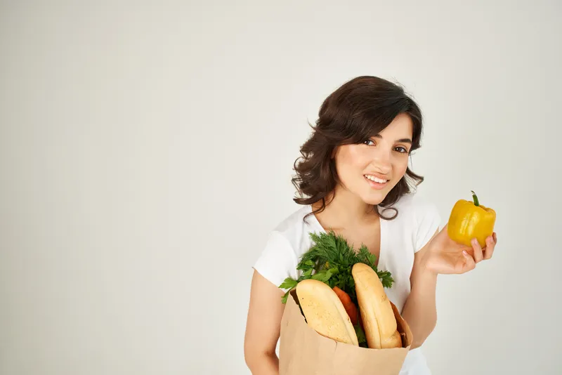 Женщина с пакетом продуктов в супермаркете, служба доставки