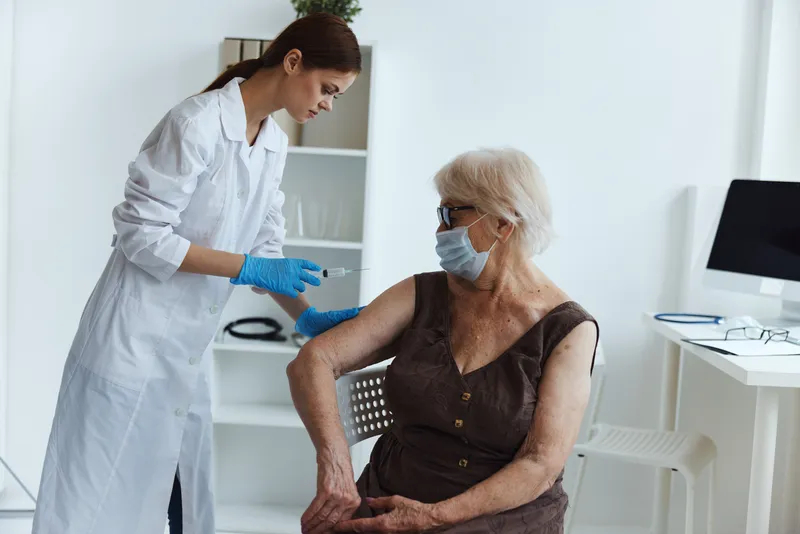Пациент и врач делают инъекцию шприцем для вакцинации, паспорт вакцинации, защита иммунитета