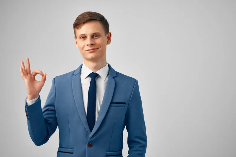 Менеджер в костюме в офисе