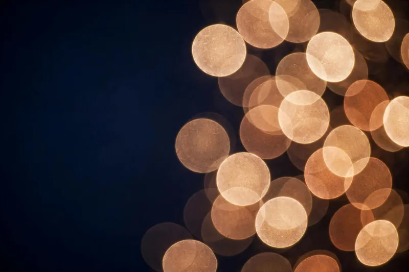 Тёплые золотистые блики на тёмно-синем фоне