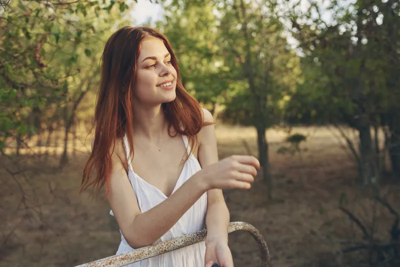 Женщина в белом платье в поле, деревья, природа, прогулка