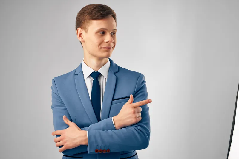 Деловой мужчина в костюме делает записи в блокноте, работающий менеджер