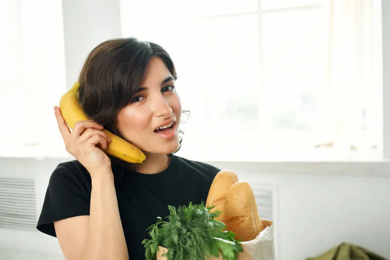 Женщина с пакетом продуктов