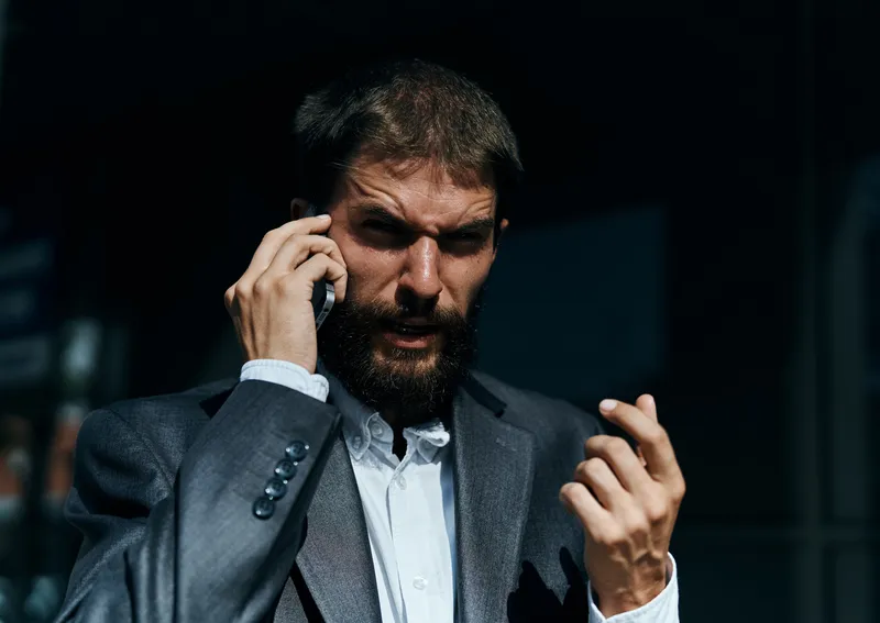 Деловой мужчина в костюме разговаривает по телефону на улице, бизнес-менеджер, руководитель
