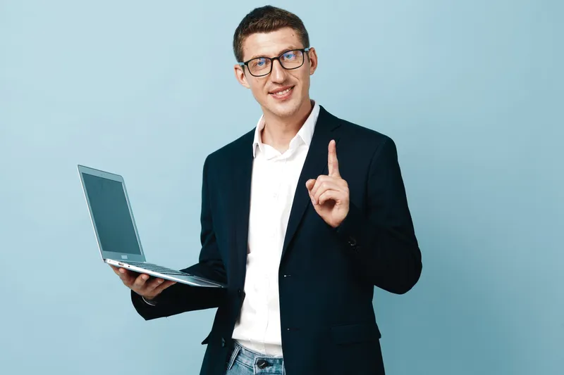Мужчина, работающий с технологиями, счастливый, за ноутбуком, успешный, молодой профессионал в офисе