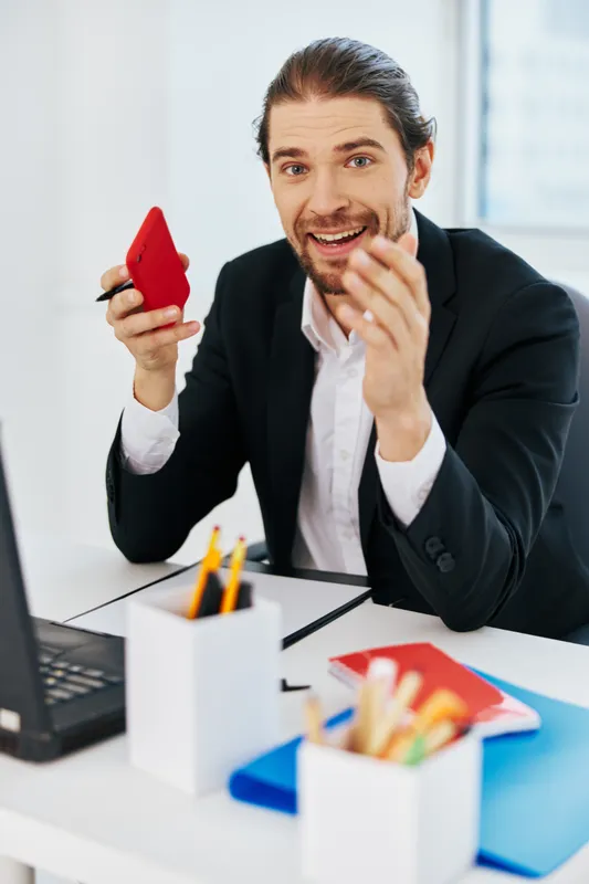 Менеджер работает в офисе с документами