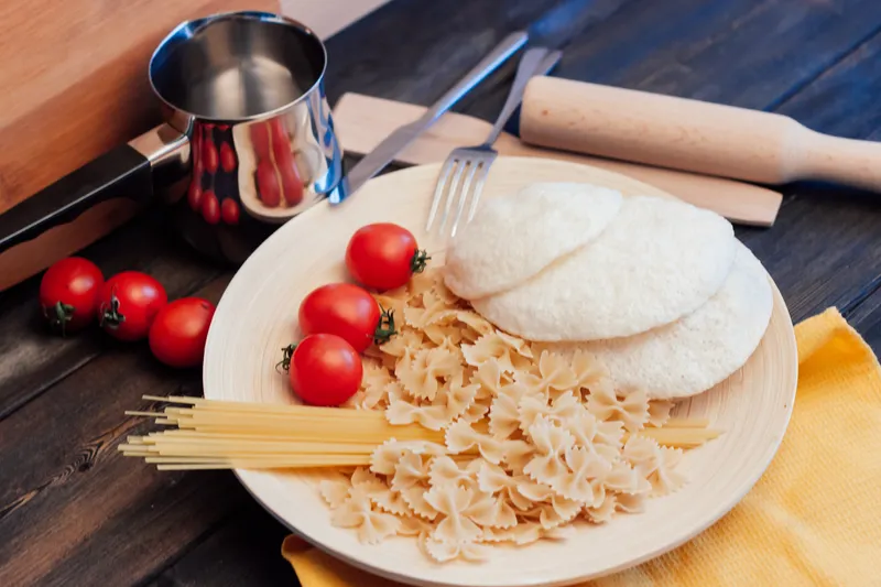 Паста с пармезаном, соусом и помидорами черри в стиле итальянской кухни гурме