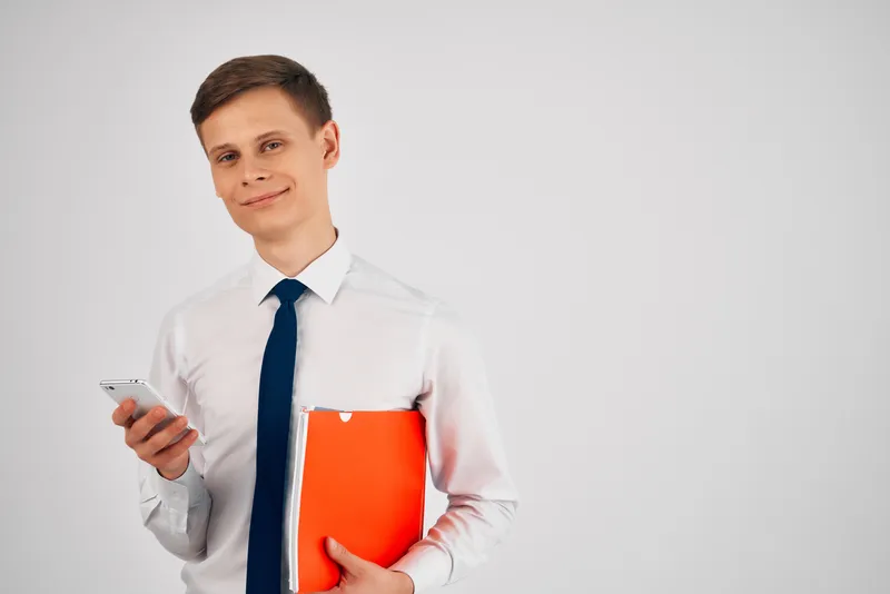Бизнесмен в рубашке с галстуком работает с документами в офисе