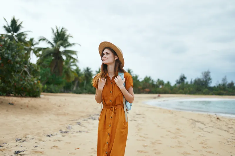 Путешественница с рюкзаком на острове, занимающаяся туризмом