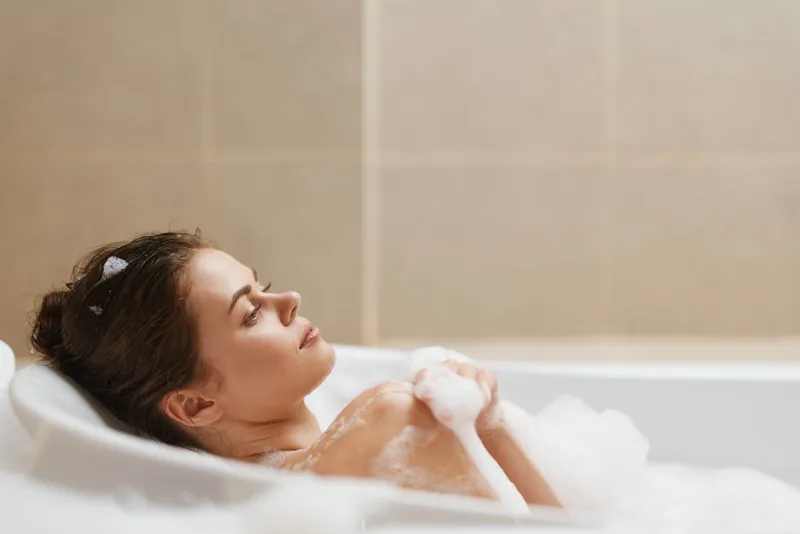 Мирная сцена: женщина в пенной ванне наслаждается безмятежностью
