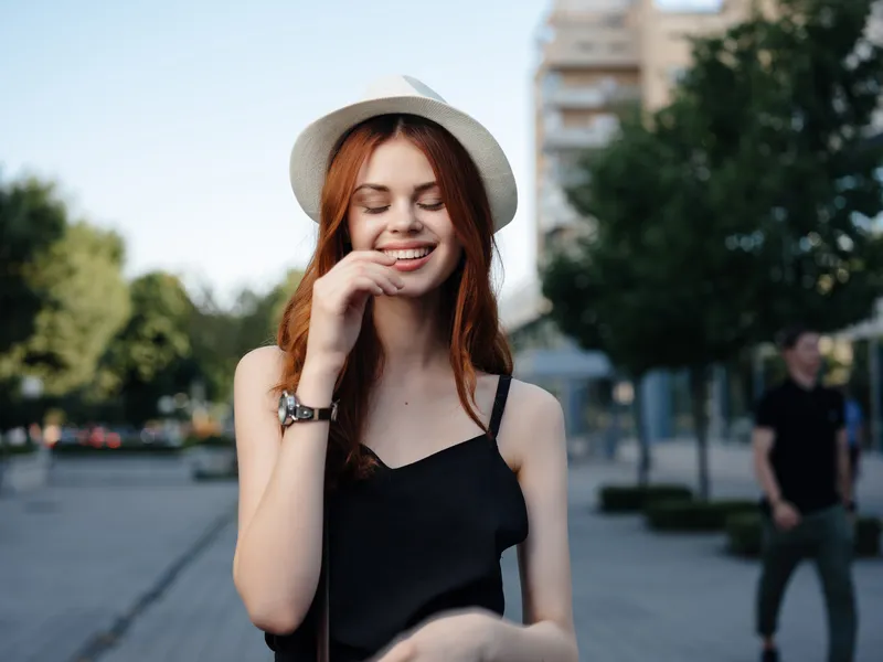 Симпатичная женщина на открытом воздухе, прогулка, отдых, путешествия, образ жизни
