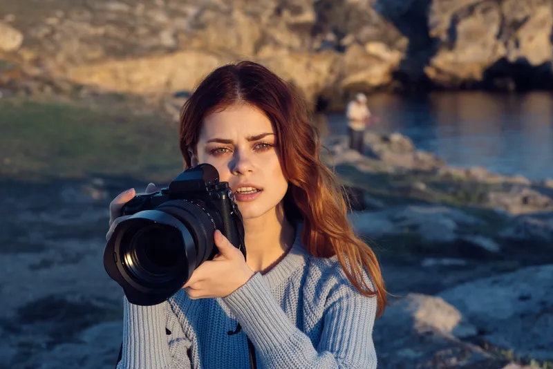 Женщина-фотограф на открытом воздухе, скалистые горы, пейзаж, отпуск, природа