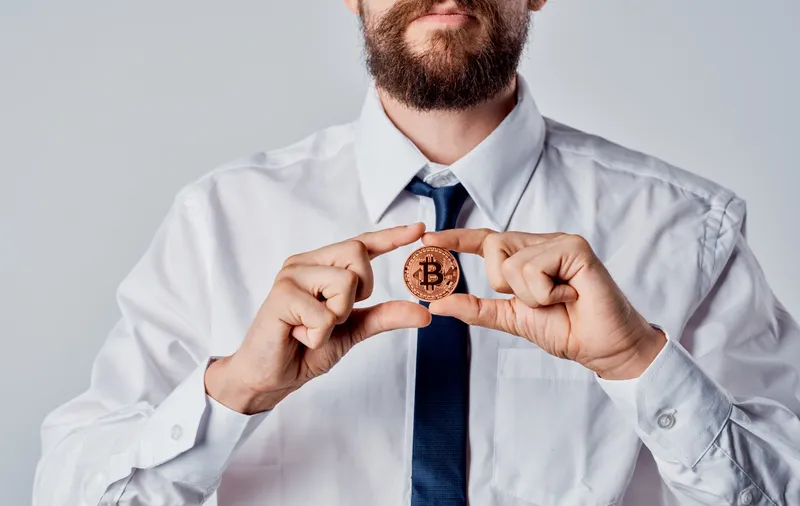 Криптовалюта Bitcoin, бизнесмен в рубашке и галстуке, финансы
