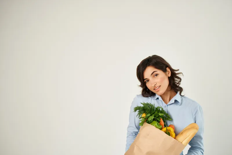 Весёлая женщина с пакетом продуктов, овощами, доставка из супермаркета