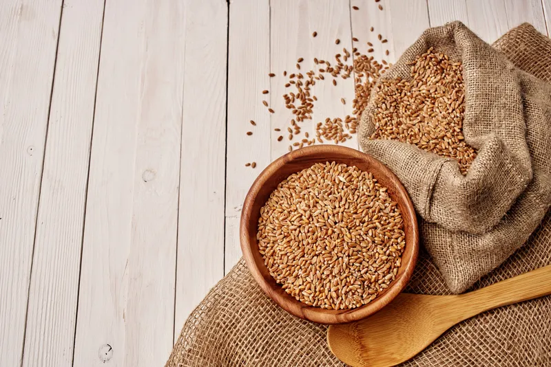 Хлопья на столе, кухонные продукты, вид сверху