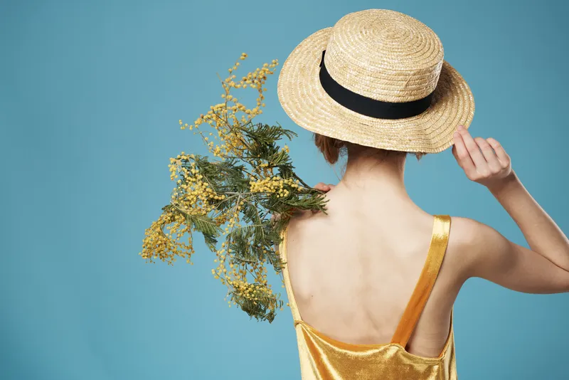 Красивая женщина с букетом цветов в образе lifestyle, подарок, праздник, синий фон