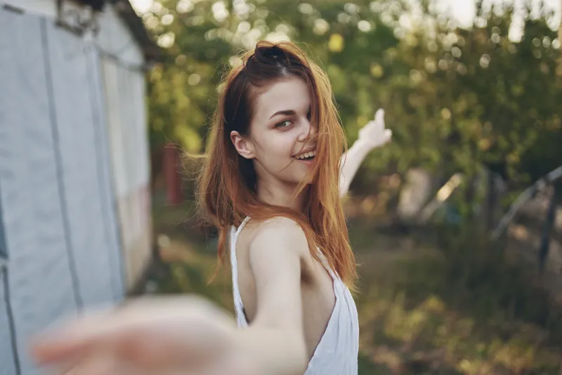 Красивая женщина летом в сельской деревне
