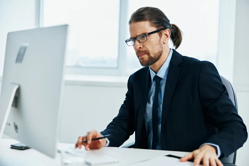 Офисный работник, официальное лицо работает за компьютером, технологии