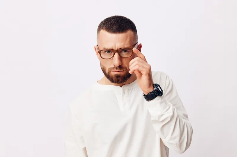 Мужчина, повседневный, фон, красивый, человек, смотрит, фон, кавказец, лицо, модель, белый, мужчина, мода, молодой, борода, взрослый, парень, выражение лица, изолированный, стоит, студия, портрет…