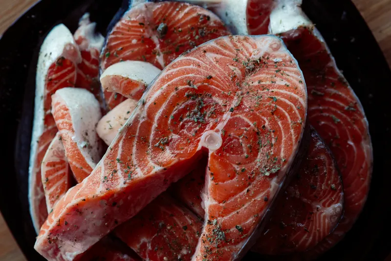 Красная рыба со специями, кулинарный деликатес из морепродуктов на тарелке