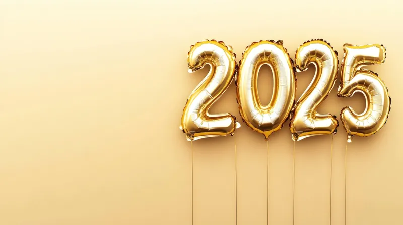 Блестящие золотые шары с цифрами 2025 на гладком золотом фоне, идеально подходят для новогодних праздников, вечеринок и торжественных мероприятий
