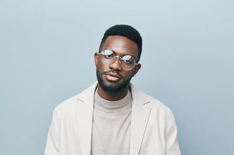 Портрет счастливого афроамериканского мужчины в студии