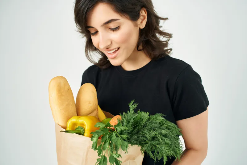 Женщина с пакетом продуктов, служба доставки, супермаркет