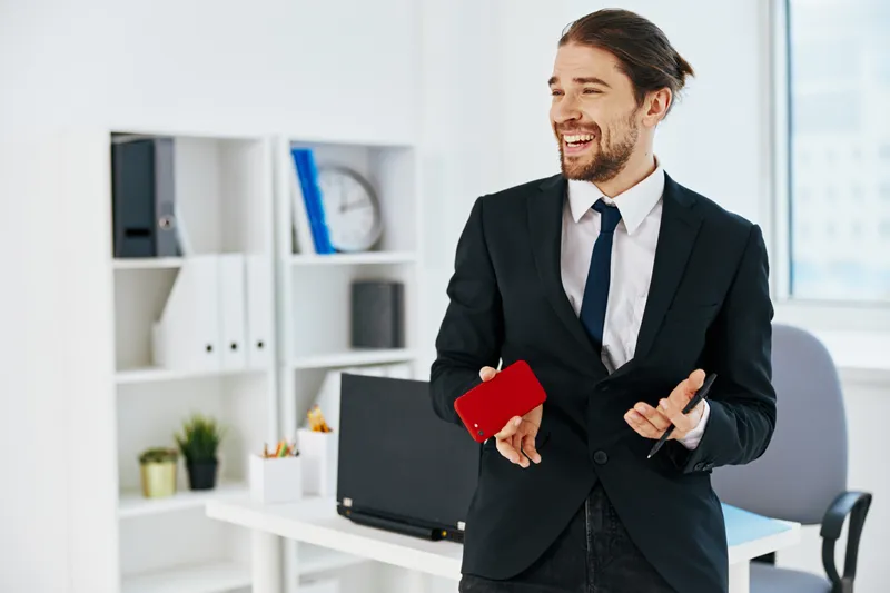 Бизнесмен с официальными документами работает в офисе