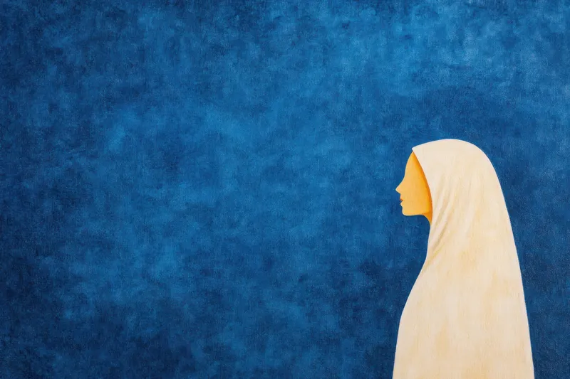 Безмятежный профиль женщины в хиджабе на фоне глубокого синего цвета, олицетворяющий разнообразие, культурную идентичность, мир и спокойствие