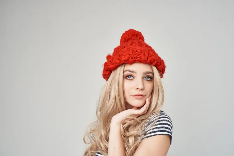 Блондинка в красной шляпе и модной одежде, современный стиль