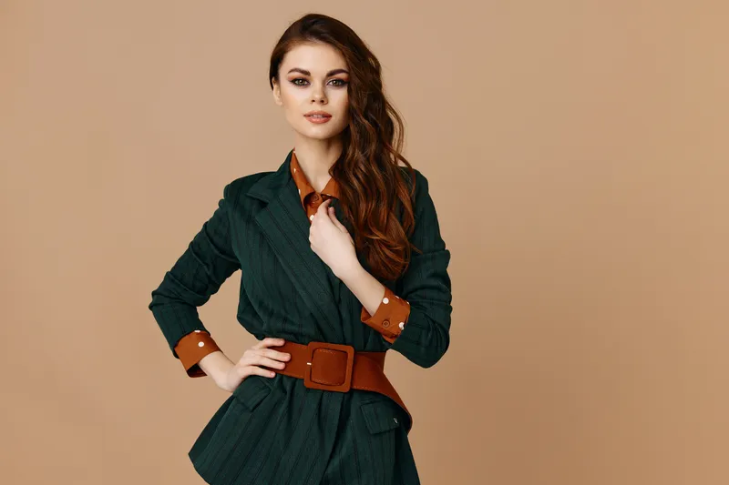 Женщина в пальто и красном поясе, с воротником рубашки, модель