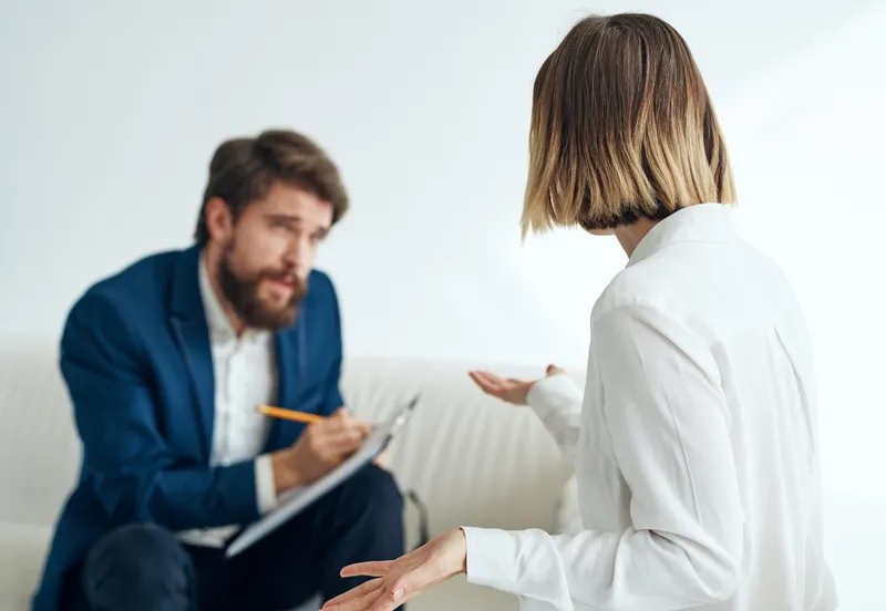Мужчина и женщина, коллеги по работе, общаются как официальные лица