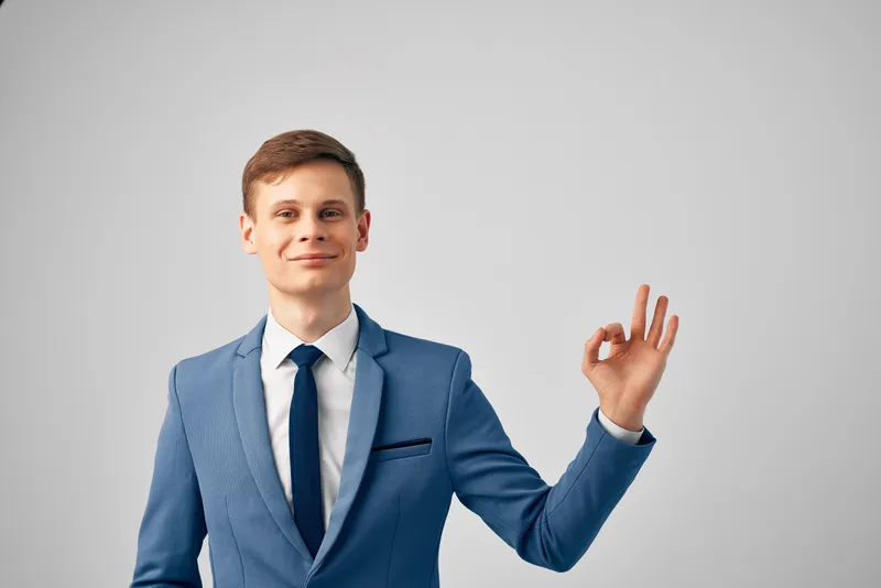 Мужчина в деловом костюме в офисе, олицетворяющий профессиональный успех и компетентность руководителя
