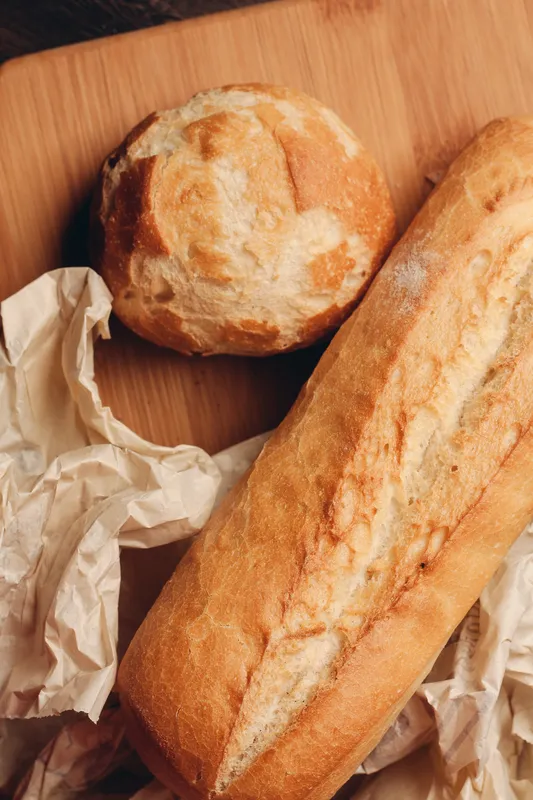Мощные продукты на деревянном столе и бумажная упаковка, текстура, крупный план