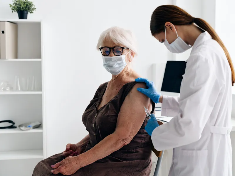 Врач и пациент в больнице обсуждают вакцинный паспорт в условиях эпидемии коронавируса