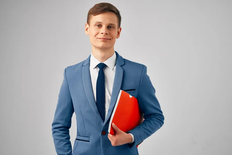 Мужчина в костюме с красной папкой, документами, работой, менеджером, официальным лицом