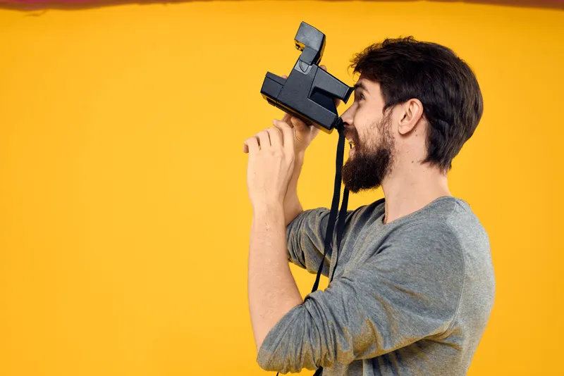 Фотограф-мужчина с профессиональной фотокамерой