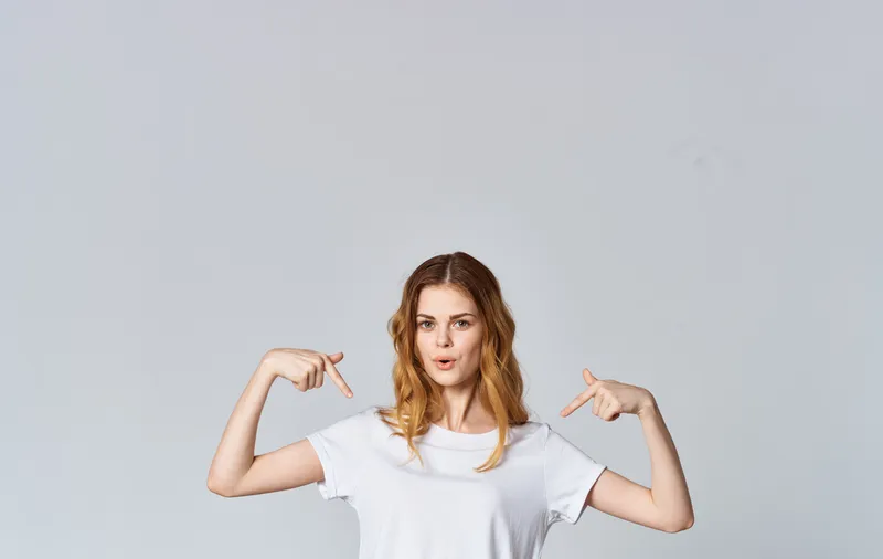 Женщина в белой футболке, кадр обрезан, предусмотрено место для текста, эмоции, модель