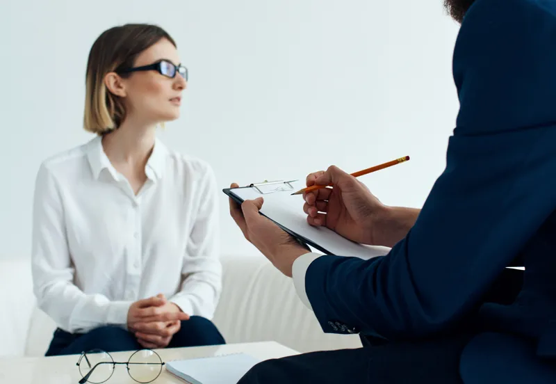 Женщина-пациентка на приеме у психолога, помощь, терапия, стресс, консультация