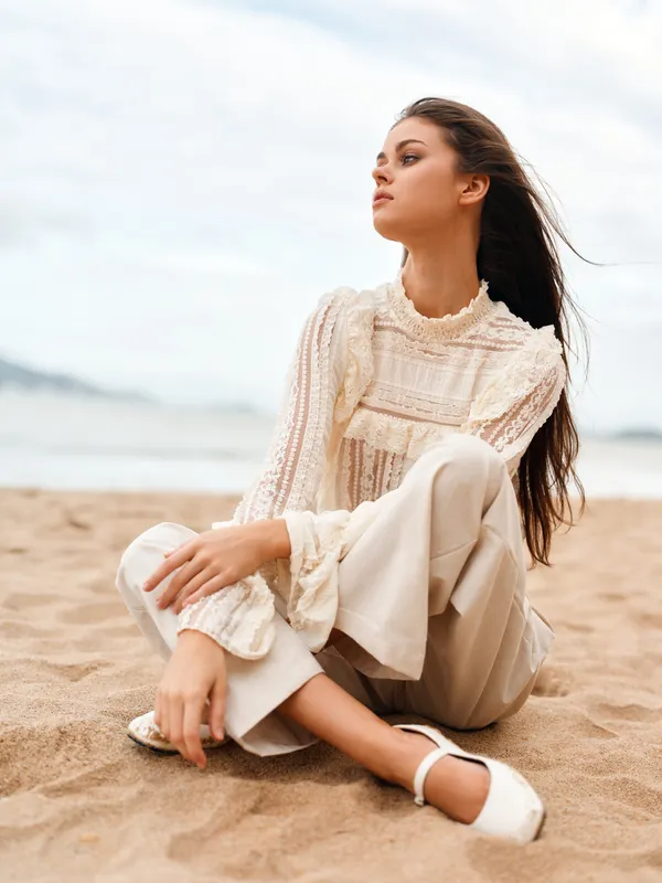 Летнее блаженство: молодая женщина, красавица, модель, отдыхающая на белом песчаном пляже, наслаждающаяся морским бризом и солнечным отпуском